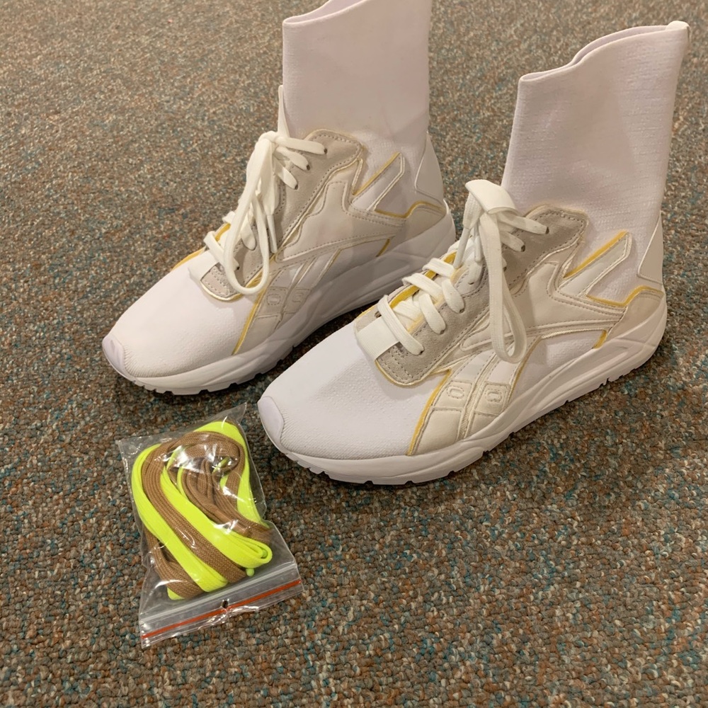 Victoria Beckham X Reebok sneaker - Picture 2 of 3